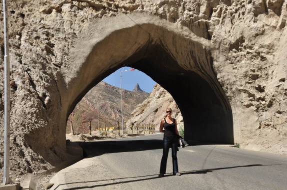 Túneis escavados na rocha no caminho para o Valle de la Luna, em La Paz, capital da Bolívia